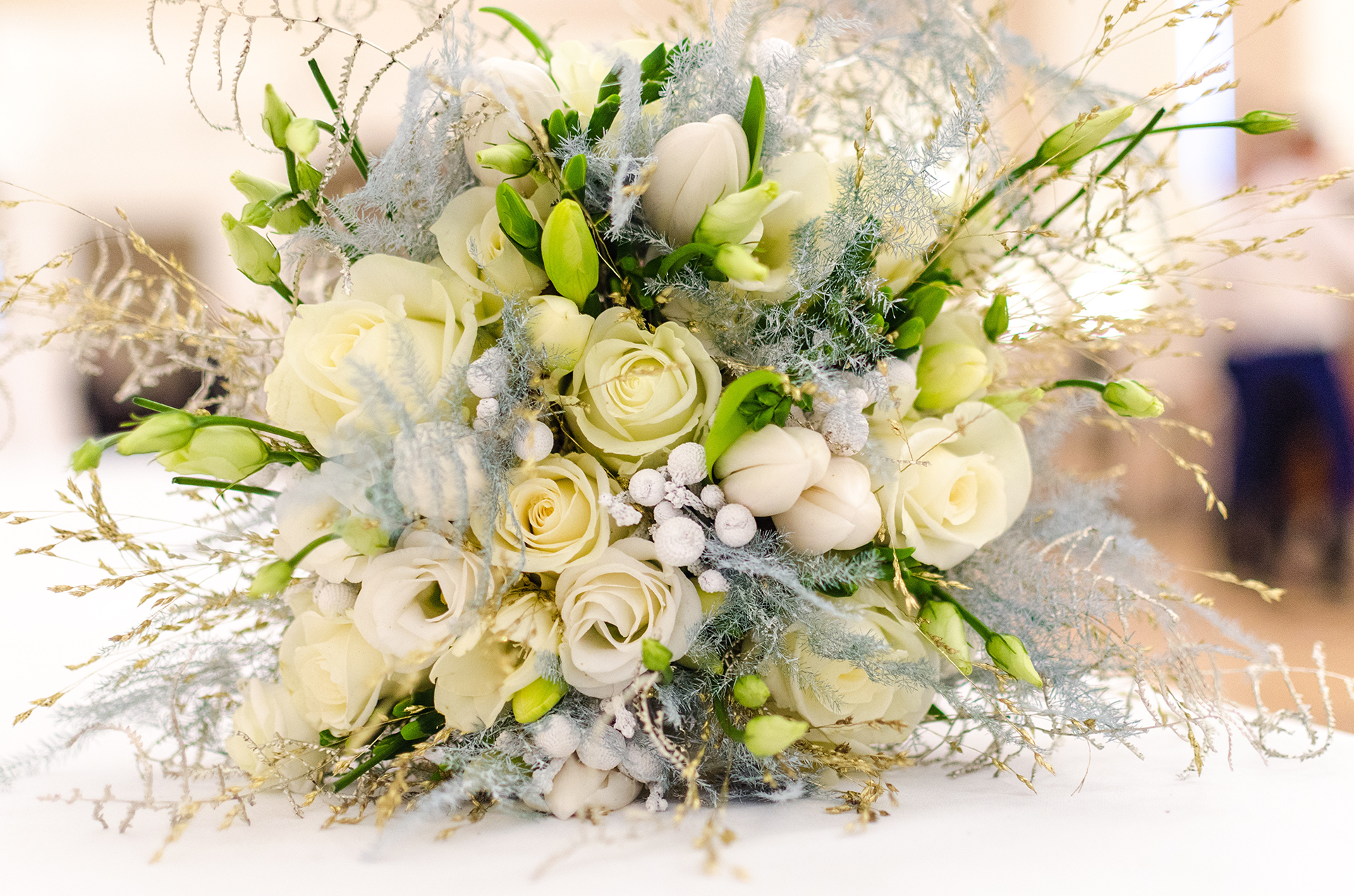 Kerstboeket met geverfde asparagus